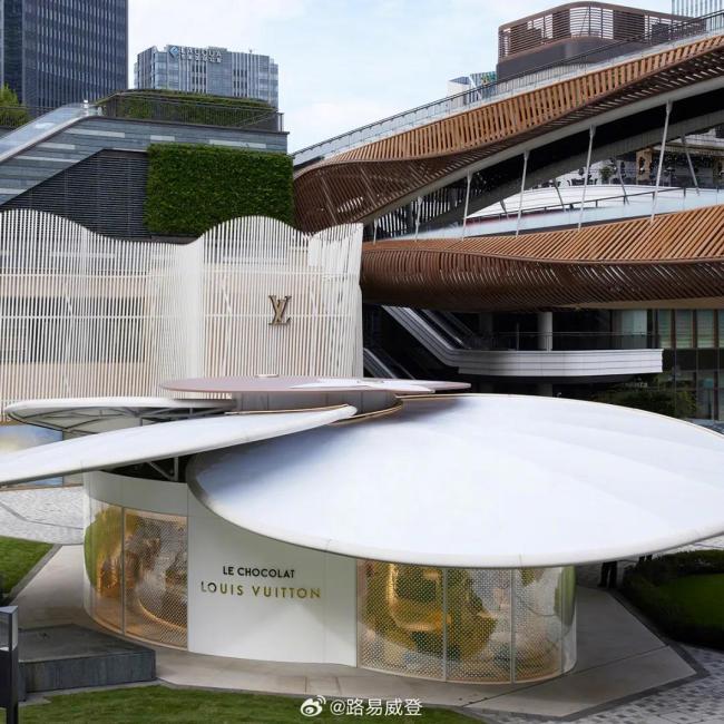 巧克力卖3200元,还要排队1小时?LV回应“最便宜单品”:米其林厨师制作!网友:不还是巧克力