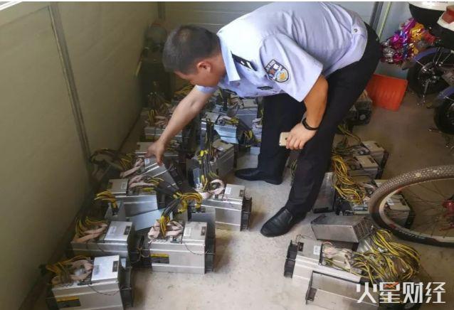 黑色系：资讯网站的专业美学新范式